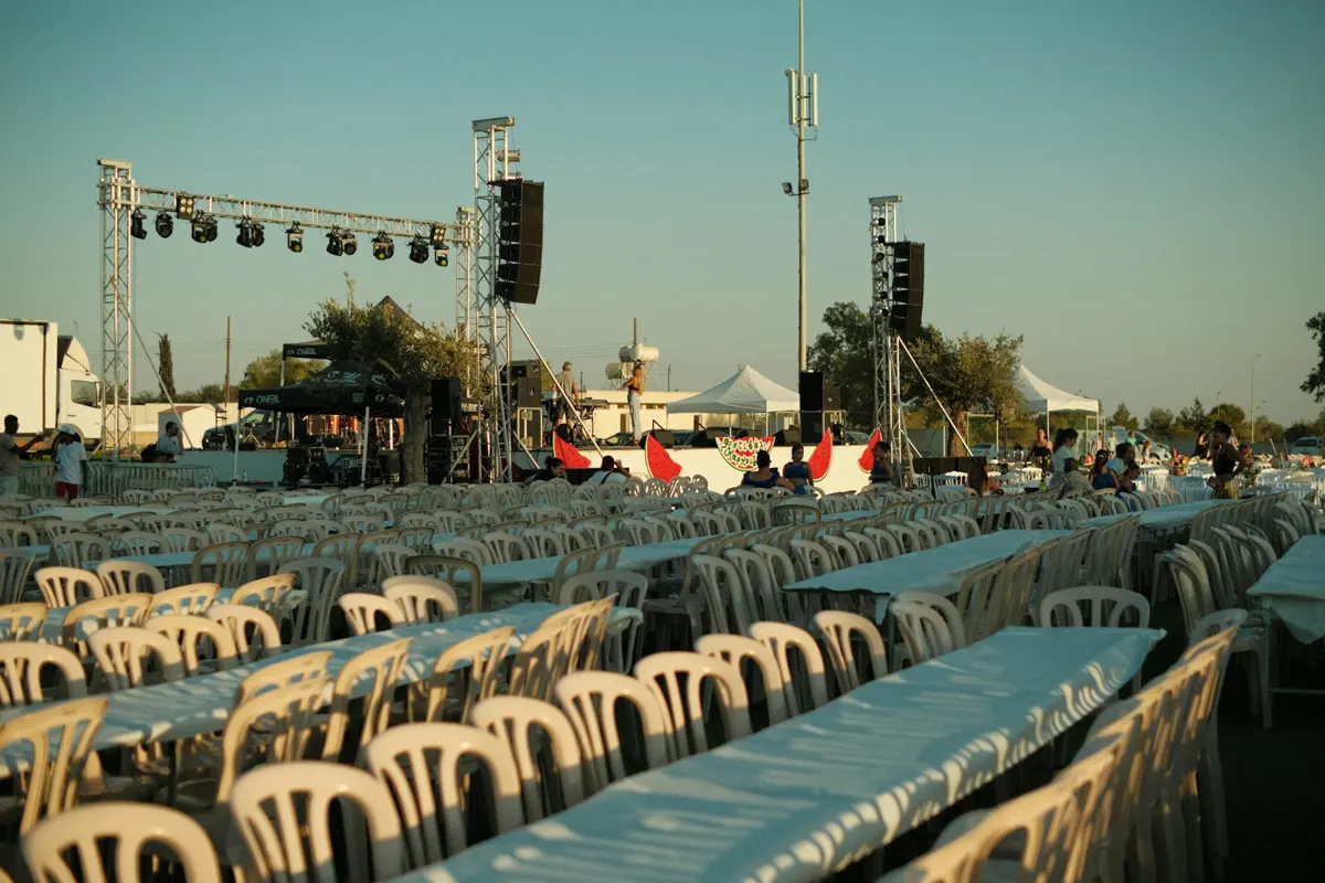 Area eventi all'aperto con tavoli e strutture